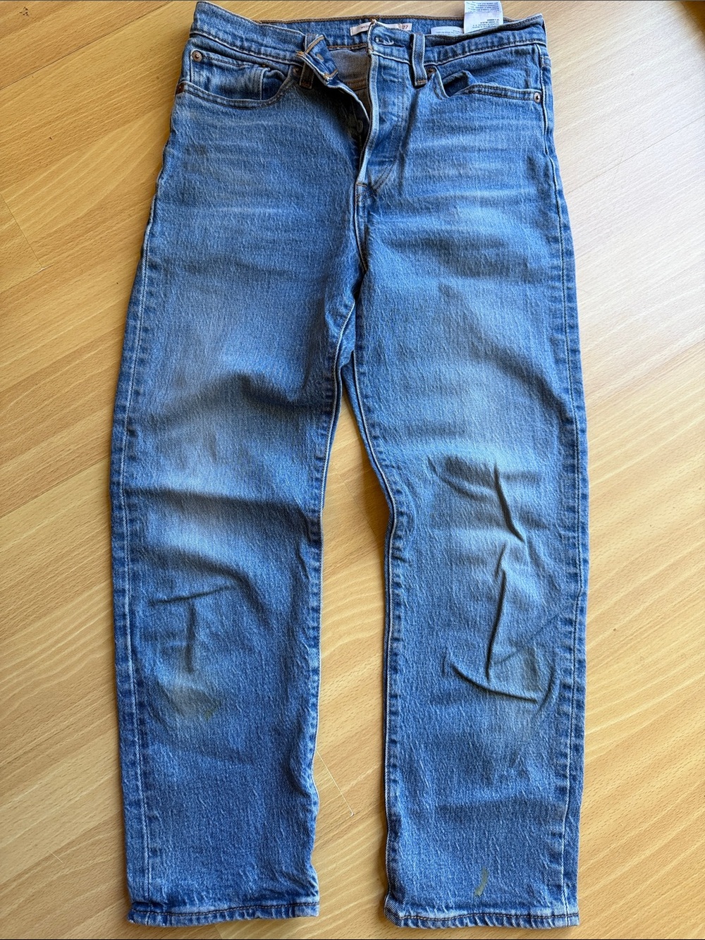 Classic Straight Levi’s Women’s Jeans in Medium Blue